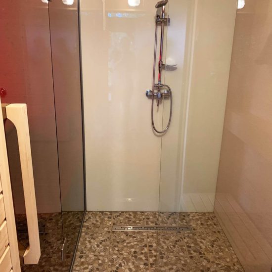 dodatkowy prysznic obok sauny