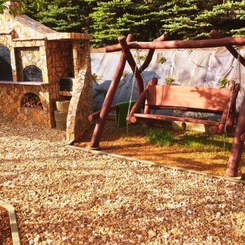 huśtawka i kuchnia polowa w domku letniskowym