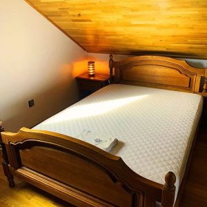 pełnowymiarowe łóżka w sypialni