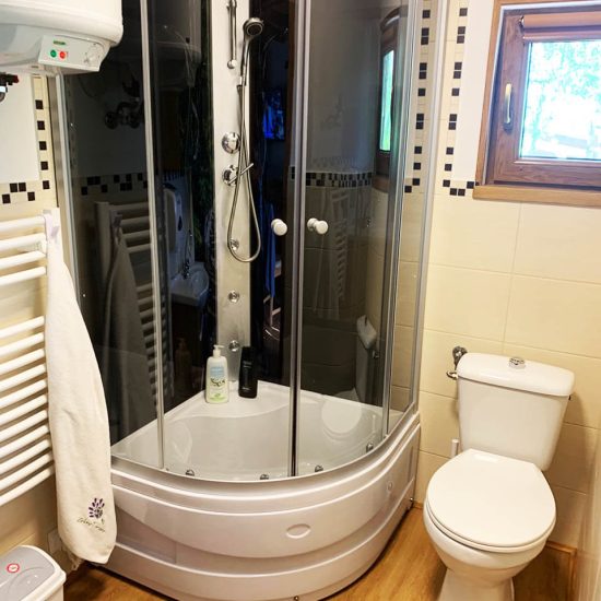 prysznic w łazience domku letniskowego