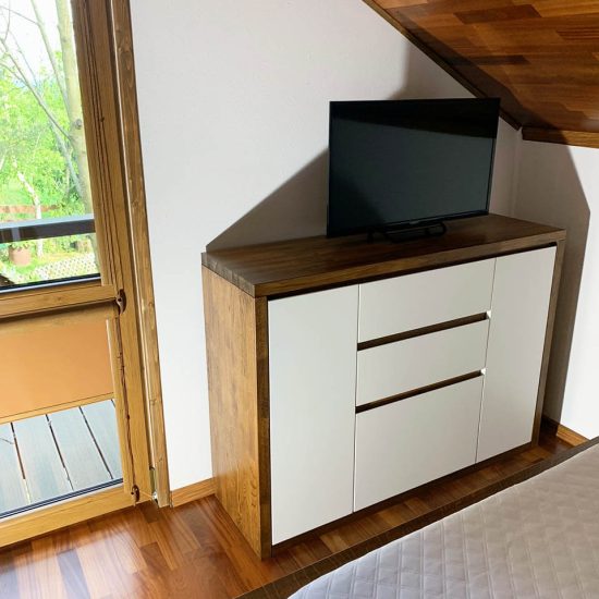 sypialnia z telewizorem w domku letniskowym